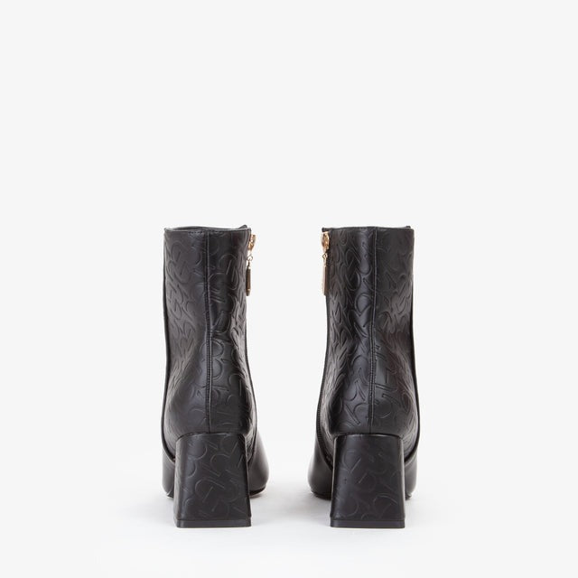 ANKLE BOOTS 