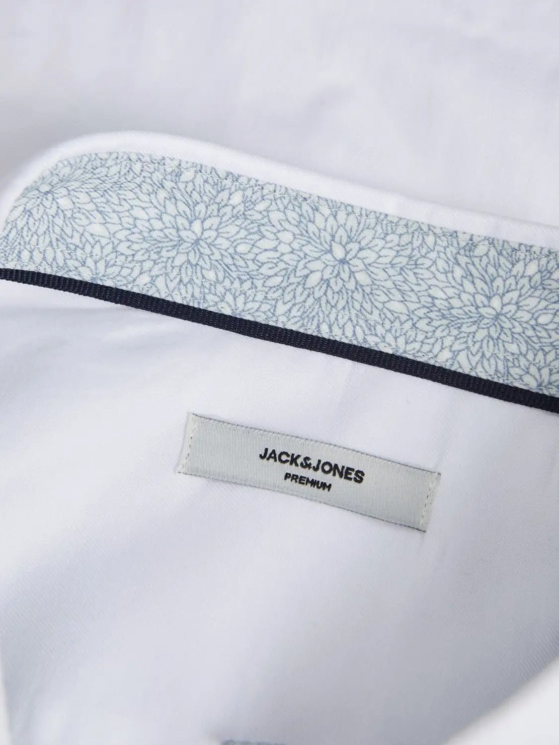 12251007/White JACK AND JONES