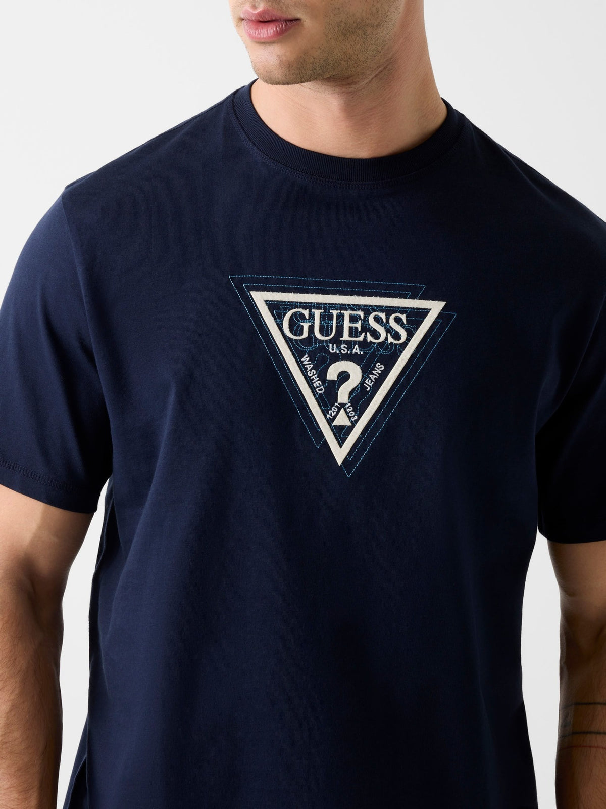 M6RI23K8FQ4/G7V2 GUESS