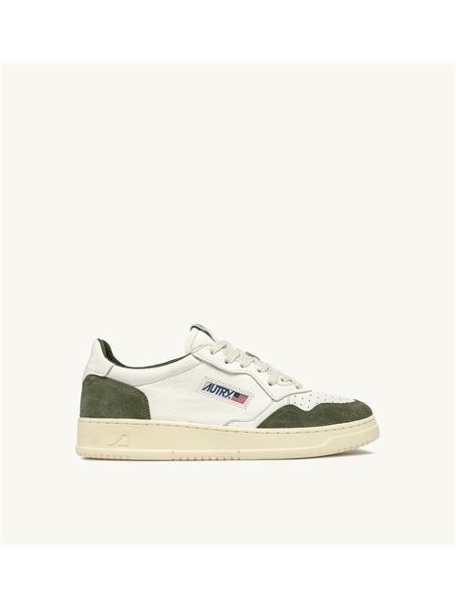 Sneaker medialist, in pelle bianca ed inserti in camoscio verde AUTRY | AULM-GS40/WHITE-MIL