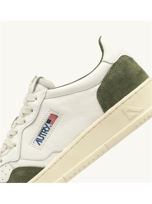 Sneaker medialist, in pelle bianca ed inserti in camoscio verde AUTRY | AULM-GS40/WHITE-MIL